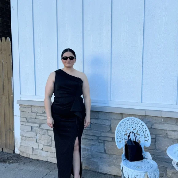 Black One-Shoulder Formal Dress - Picture 4 of 4